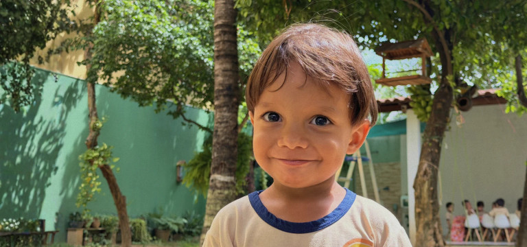 Crianças brincando no quintal da escola